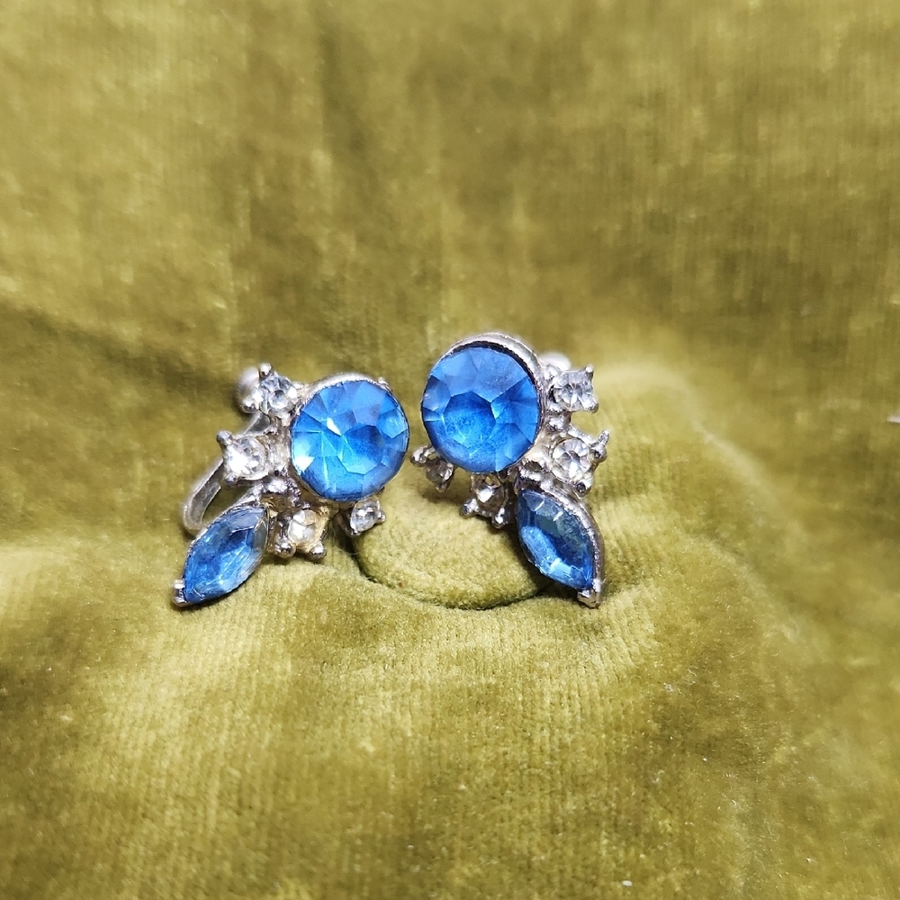 Vintage Midcentury Costume Jewelry Blue Cluster Silver Screw-Back Earrings